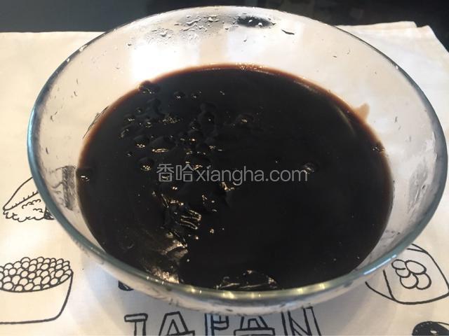 过滤好的龟苓膏.放置冷却常温