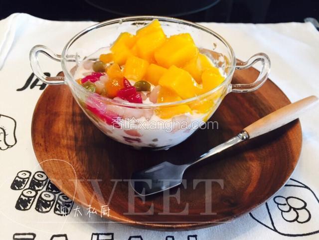 一份椰香芒果龟苓膏就做好了
