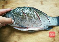 蒜香鲫鱼的做法图解1