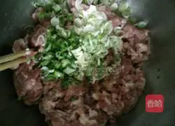 Illustration of how to make pork and leek buns 3