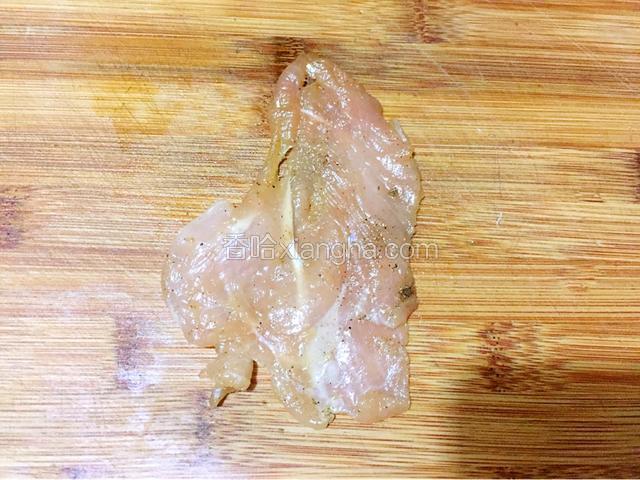 取一片鸡肉
