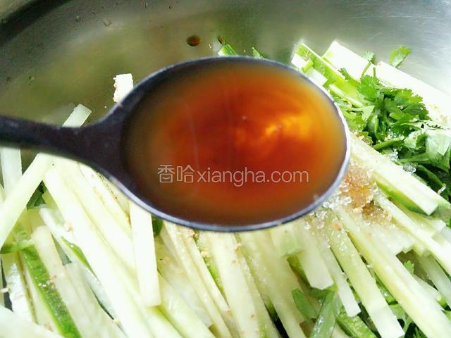 最后加香油拌匀，装盘