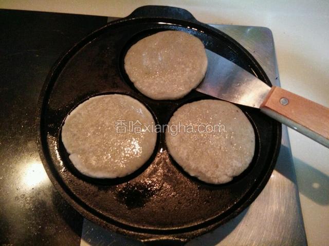 过一会，用铲子翻一面