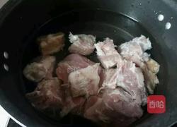 土豆烧排骨的做法图解1