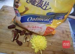 红枣麦片菊花粥的做法图解1