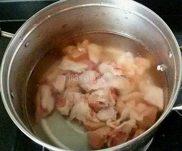 凉水入锅把鸡块焯一下。