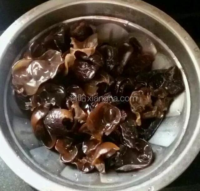 木耳泡发去根清洗干净也焯一下。