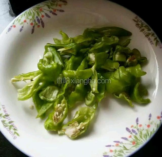 尖椒切斜刀大块备用（胡萝卜去皮切片备用）。