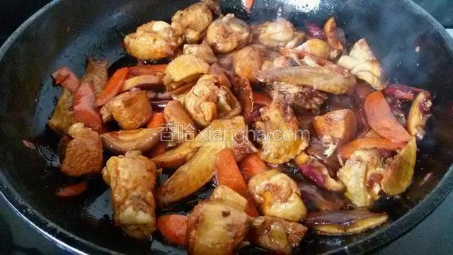 然后放鸡块煸炒，鸡块煸出香味后放入胡萝卜接着煸炒。