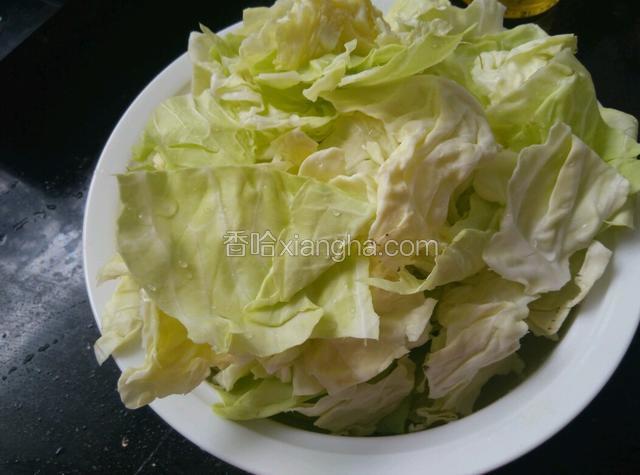 包菜撕碎。