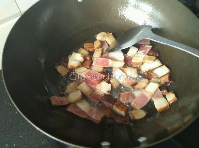 加入其它腊肉炒至出油。