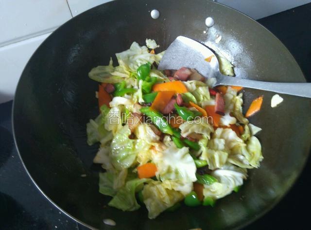 炒至包菜变软，加少许盐（注意盐的用量，腊肉有咸），少许生抽、味精，加少量水让盐巴易融化入味，炒匀即可关火。