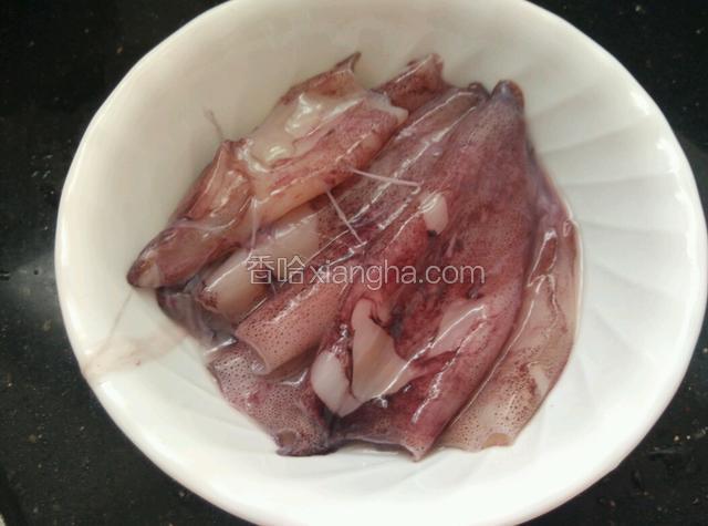 小管鱼去内脏洗净。