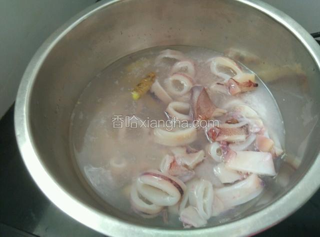 下小管鱼，加少许料酒，开锅后煮2分钟捞出。
