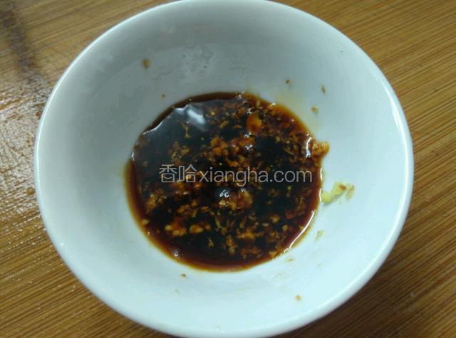 碗里加适量味极鲜，少许醋、姜末。