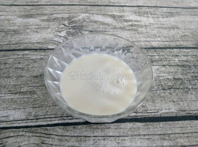将5克的干酵母用100ml的温水融化，待用。