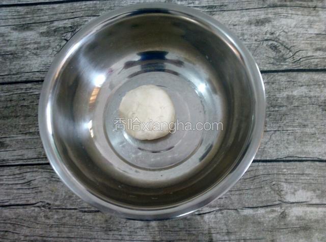 将酵母水缓慢地倒入盛有150克的面粉的容器里，用筷子搅拌成雪花状，再把它揉成光滑的面团，酵母水留些许做其他用途。