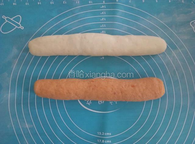 取出两色面团揉面，排出空气，并搓成长条状。