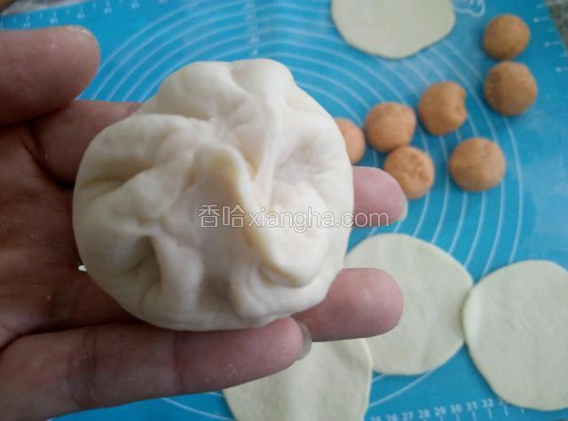 用包包子的手法，将橙球包裹住。