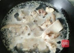 猪皮炖鸡的做法图解1