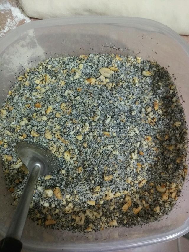 把花生、黑芝麻都放碗里加入白糖搅拌均匀，馅就做好咯
