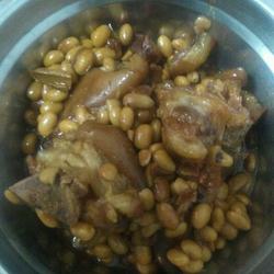 红烧猪蹄煨黄豆的做法[图]