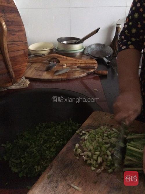 把萝卜菜切成小段，跟黄豆般大小差不多