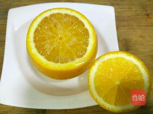 撒上少量的细盐(盐一点点就好,多了橙子会苦)