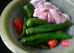 辣椒炒肉的做法图解1