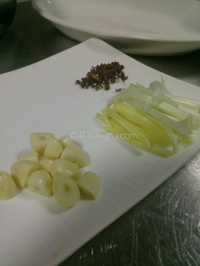 料头如图提前预备，蒜子去两头一分为二。