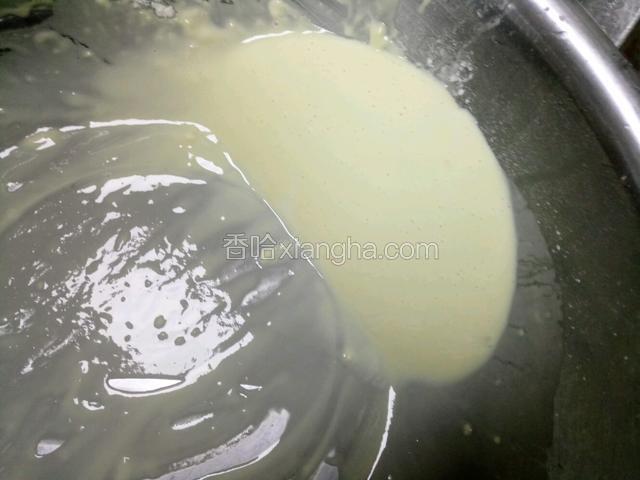 淀粉与面粉的比例为1:1。各两把，放入适当的水和一个鸡蛋，搅成糊待用。不稀不稠为宜。