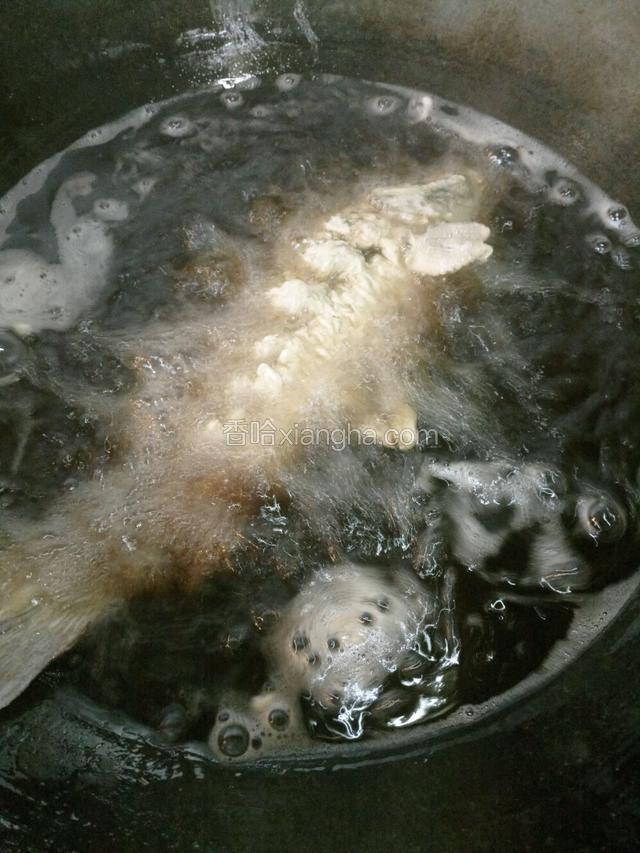 中温油下鱼，炸至黄金。