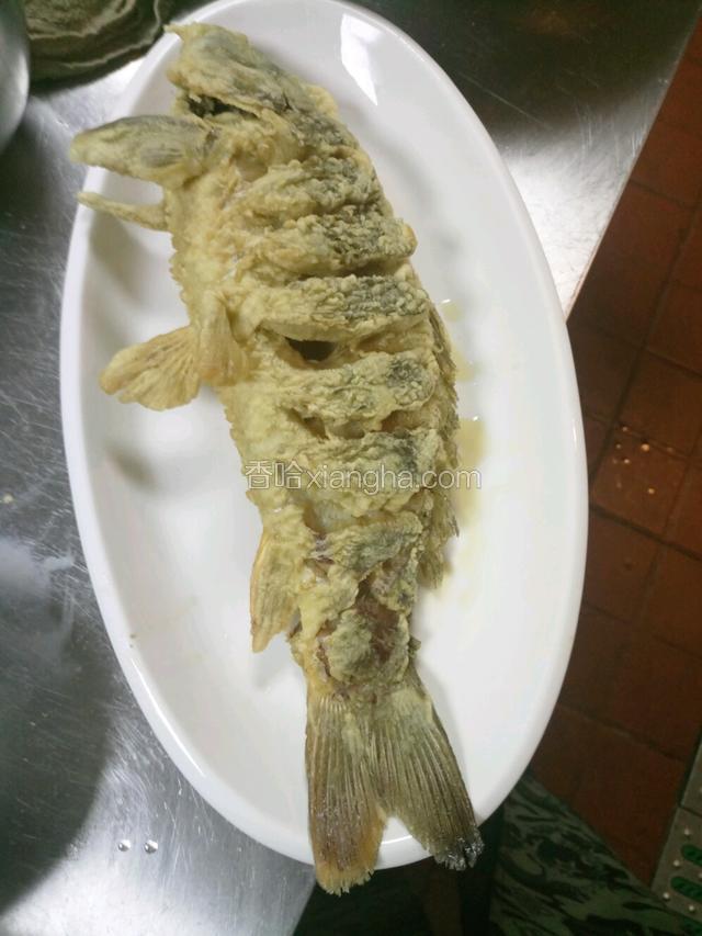 出锅黄金色的鲤鱼，用手按一下外焦里嫩。