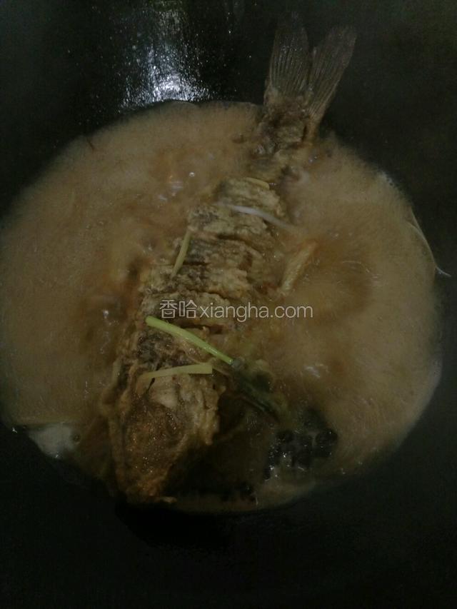 另起锅放炒勺的大半勺油，放姜丝蒜瓣儿，八角花椒，炒出味。加入三勺清水，水开之前把味调好，葱丝以及上面剩下的的调料入锅，汤开下鱼，小火收汁。