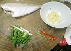 蒜香扒皮鱼的做法图解1