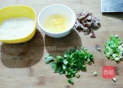 鸡蛋腊肉大米粥的做法图解1