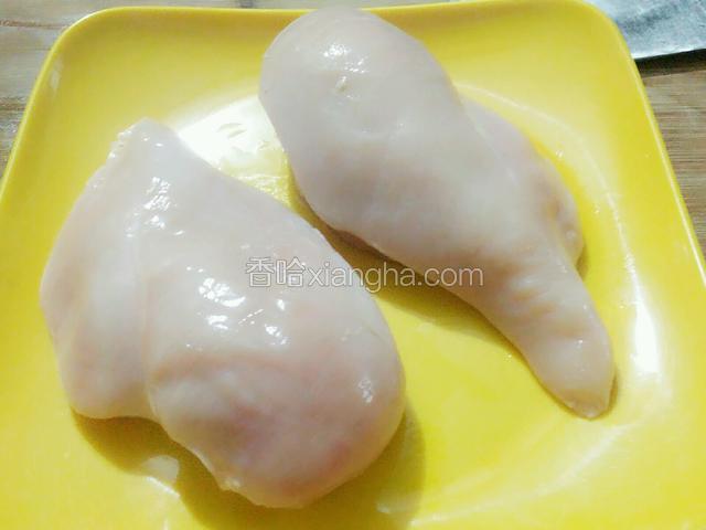 洗干净鸡胸肉，把水吸干。