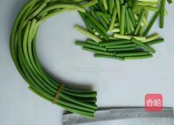 腊肠炒蒜心的做法图解2