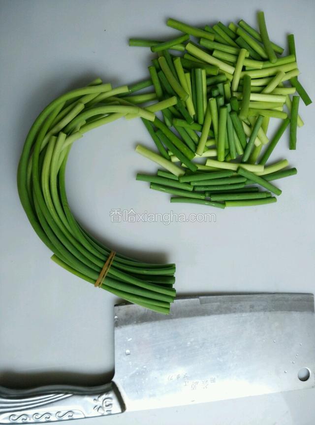 蒜心切断，橡皮筋不拔，这样会好切又整齐