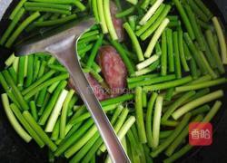 腊肠炒蒜心的做法图解5