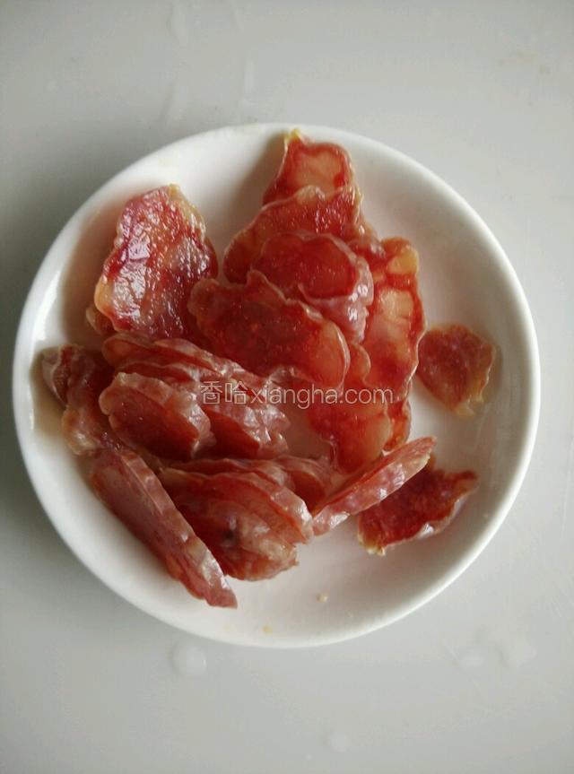 煮好的腊肠，切片