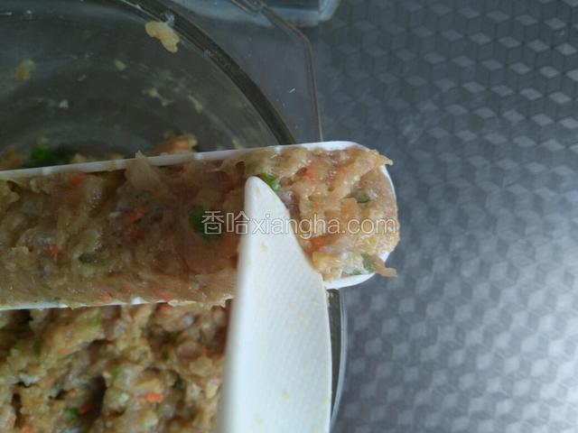 用做肉丸的东东一个一个 滑倒锅里。