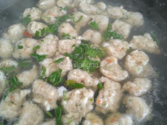 烧开后小火熬制15分钟即可，出锅前撒上香菜和调料油，香油，根据个人口味适量的加一点盐。