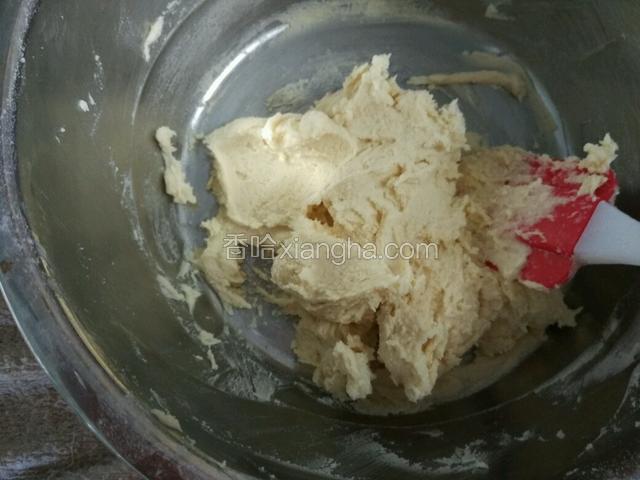 打至发白，加入牛奶，继续打发至光滑细腻，筛入低筋面粉，搅拌均匀