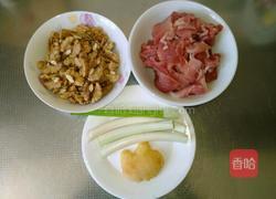 核桃炒肉片的做法图解1