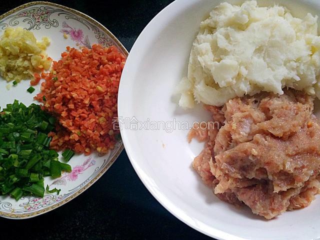 用一个大碗，放上剁好的鸡肉和山药泥，胡萝卜洗净切成末，蒜做成蒜泥，葱切葱花