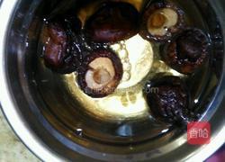 电饭煲猪脚焖花生的做法图解1