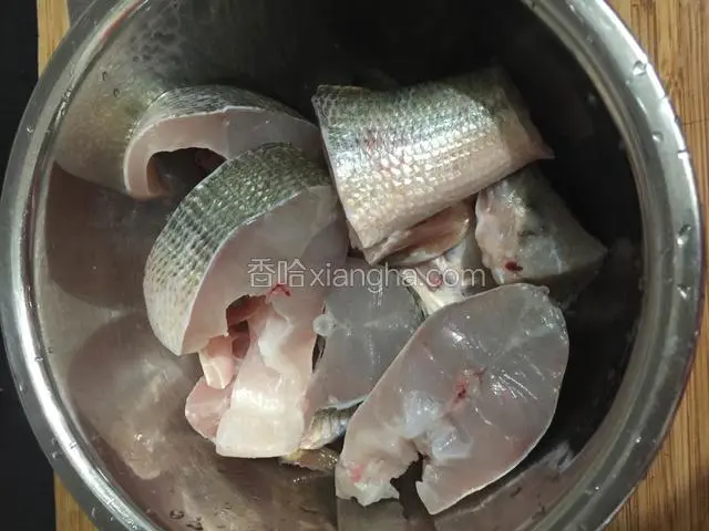 把鲈鱼洗干净切小段放入容器中，调入少许盐和料酒腌制15分钟