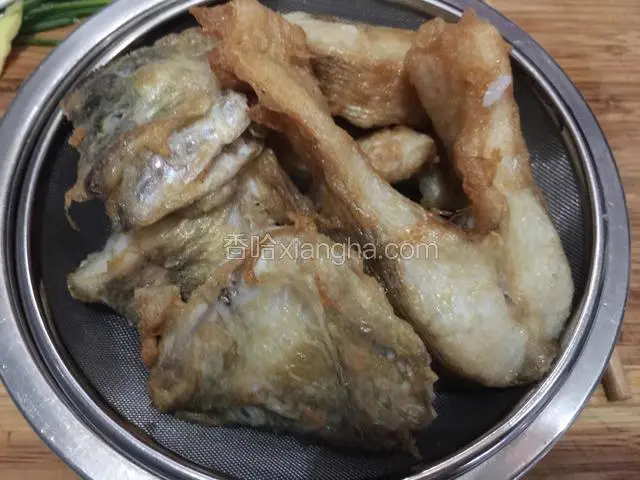 炸到鲈鱼表面金黄捞出备用