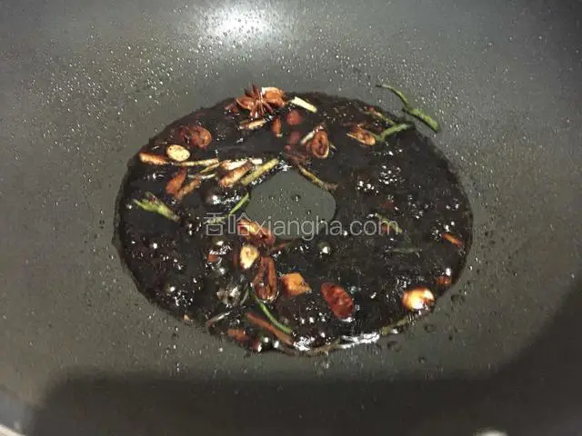 锅里留少许的油，放入葱姜蒜煸香，倒入老抽 生抽 料酒 糖 醋和八角